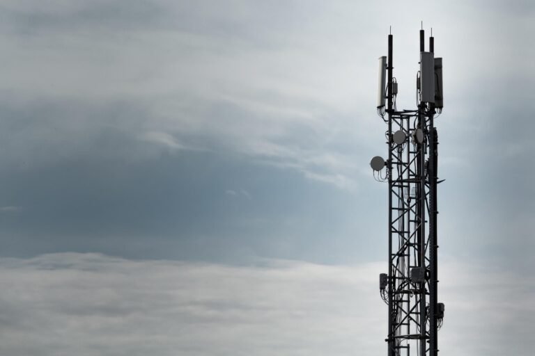 Kuva 4G-tukiasemasta, joka symboloi 4G- ja 5G-yhteyden parantamista kotona ja mökillä.