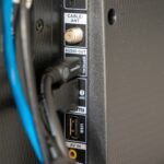 Lähikuva television HDMI- ja muiden liitäntäporttien takapaneelista