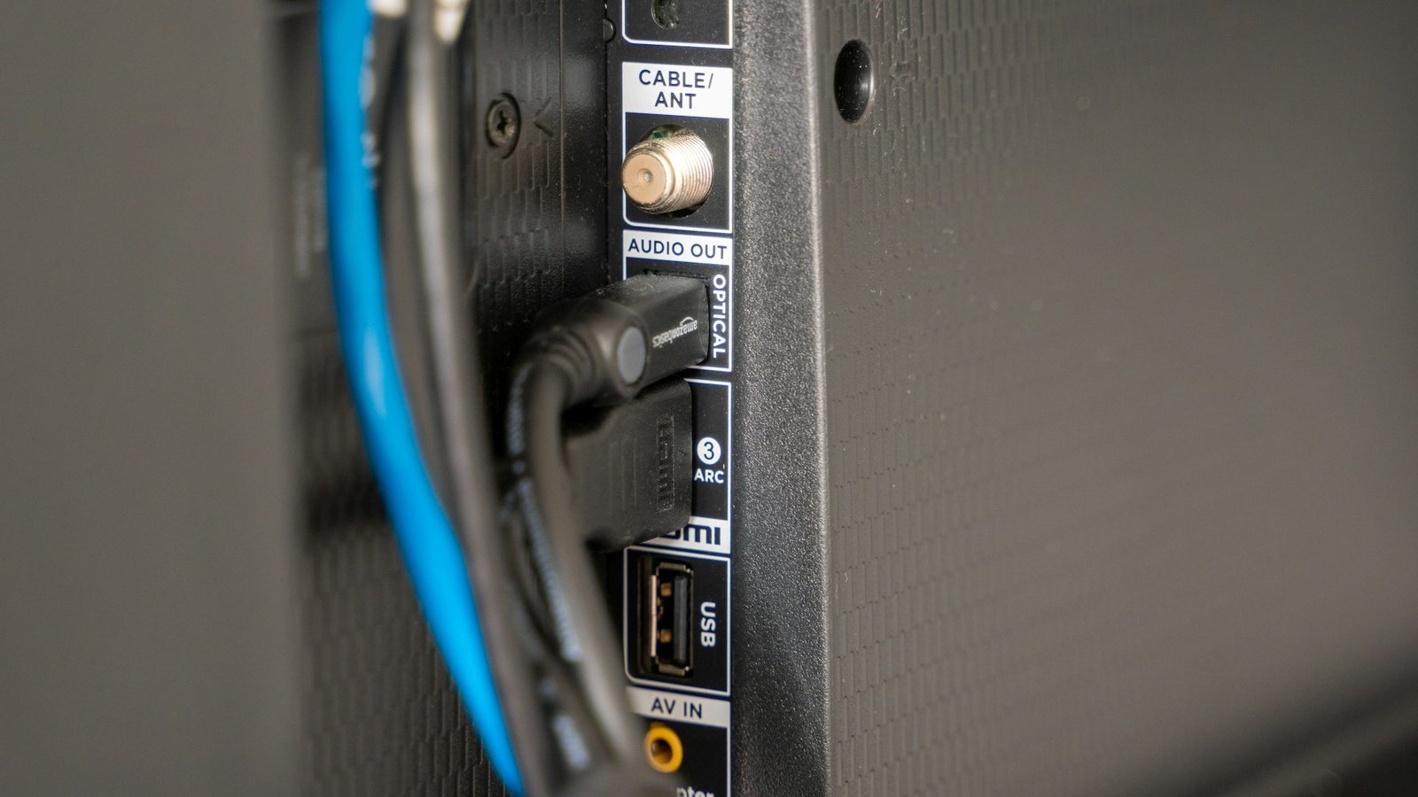 Lähikuva television HDMI- ja muiden liitäntäporttien takapaneelista