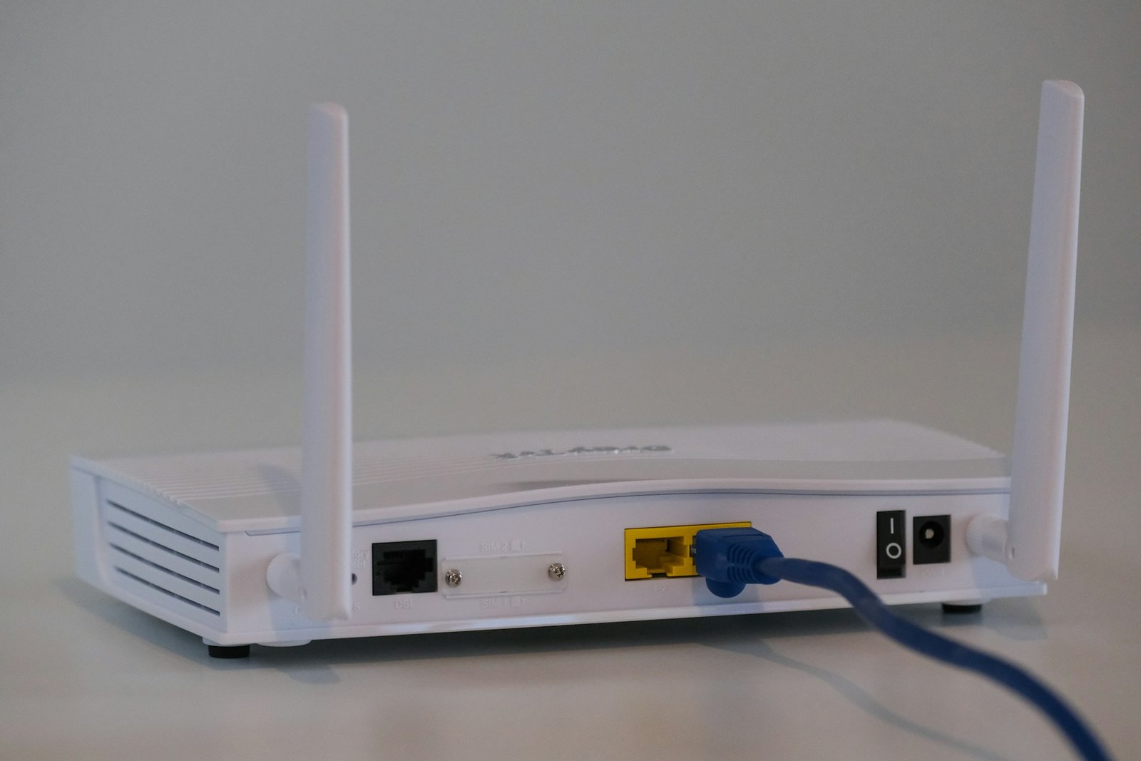 Wifi-reititin pöydällä, esimerkkinä kodin wlanin parantamisesta ja vakaamman yhteyden saamisesta.