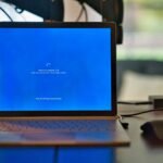 Kannettava tietokone, jossa näkyy Windowsin päivityksen asennusnäyttö